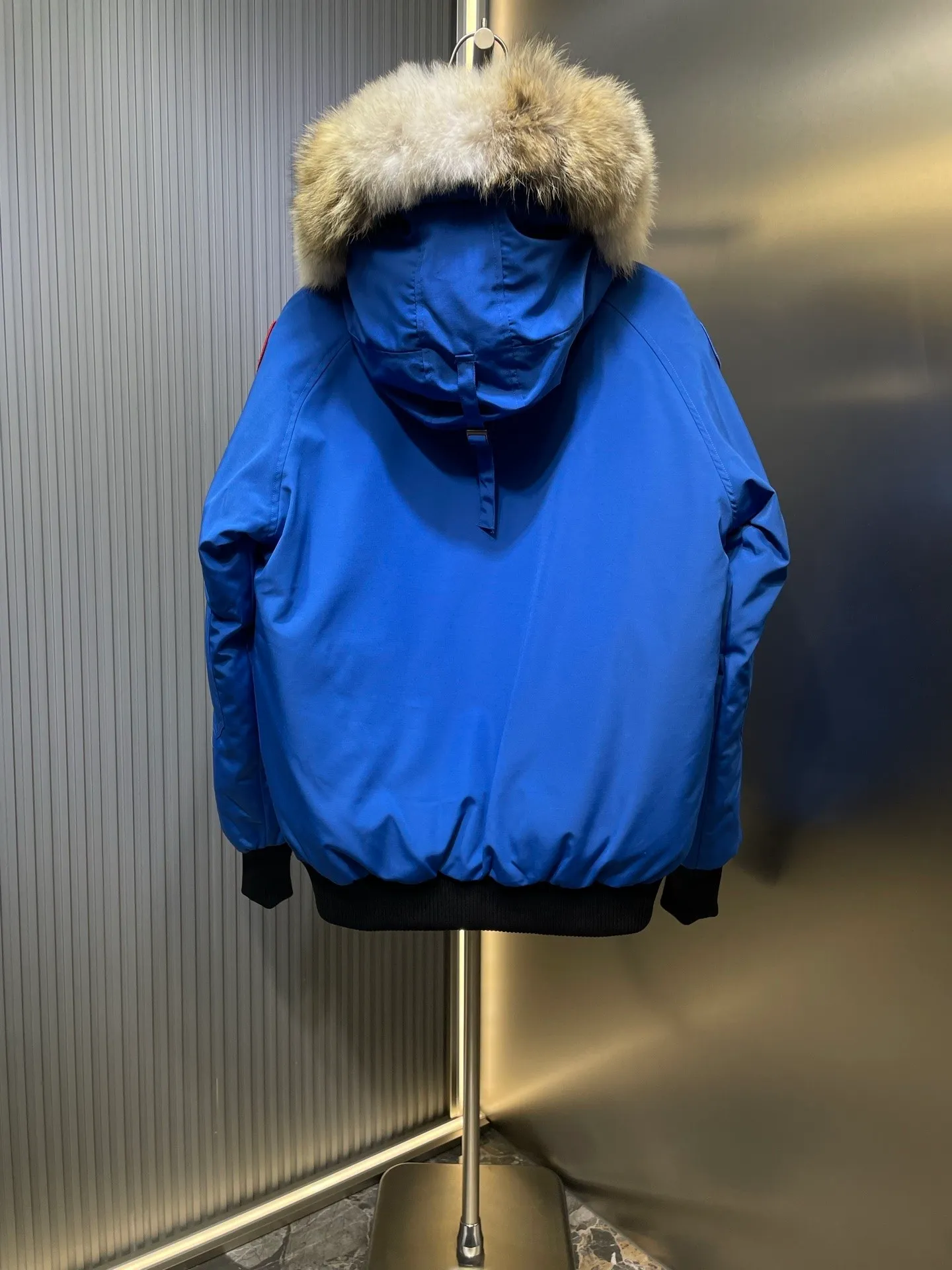 P760 original top quality Canada Goose #Chilliwa 7999M pilot short style/01 style #Men and Women Same Style# Synchronized anti-counterfeiting chip sensor! ➖ Imported 21S polyester-cotton blended original fabric [Last year’s 16S/18S hard fabrics have been completely eliminated, this year all use 21S synchronous fabrics, the soft mid-strap feels delicate and textured], synchronous Feather-Light 10D waterproof coating fabric, made of 84.5 polyester fiber and 15.5 cotton, 100% the best feel in the entire network! ➖ The official website synchronizes the national standard 80 white duck down, you can check the official website customer service, there will never be a series of misleading claims such as 90 down or goose down! ➖ Using the best nylon lon lining with double double-layer sealing design, anti-down 7 needles + grid-filled down ready-made garments, there will be 100% no so-called velvet running! ➖ The cuffs are designed with thickened seamless threads, and the collar and pocket lining are made of top-notch warmth and comfort! ➖ Yoshida YKK provides original custom-made electroplated sliders. YKK two-way lockable zippers are tight and smooth and will not peel off paint! ➖ 3M composite guarantees that the Velcro is the same as the original, durable, and all accessories and hardware are custom-made! ➖ Customized 10,000-needle embroidery labels imported from Behringer embroidery machines, 98% of which restore the original labels. You can check and compare on the official website! ➖ The fur collars are all made of large pieces of Western Canadian blue wolf hide, ensuring that each fur collar is 13-15cm wide!   Size:XS-XXL